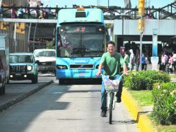 ARRIESGAN SU VIDA.Los ciclistas que invaden el carril del Macrobús, además de estar cometiendo una infracción, ponen en riesgo su vida.  /