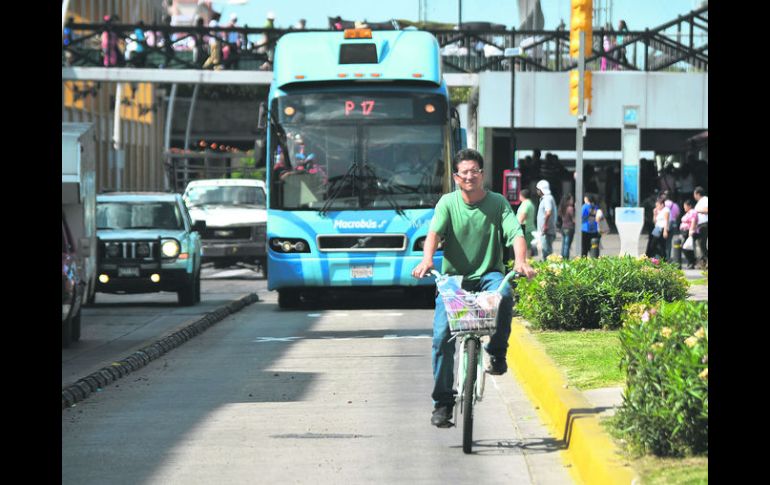 ARRIESGAN SU VIDA.Los ciclistas que invaden el carril del Macrobús, además de estar cometiendo una infracción, ponen en riesgo su vida.  /