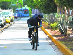 Algunos ciclistas transitan por la vía, otros más utilizan el carril en sentido contrario al que siguen las unidades del Macrobús.  /