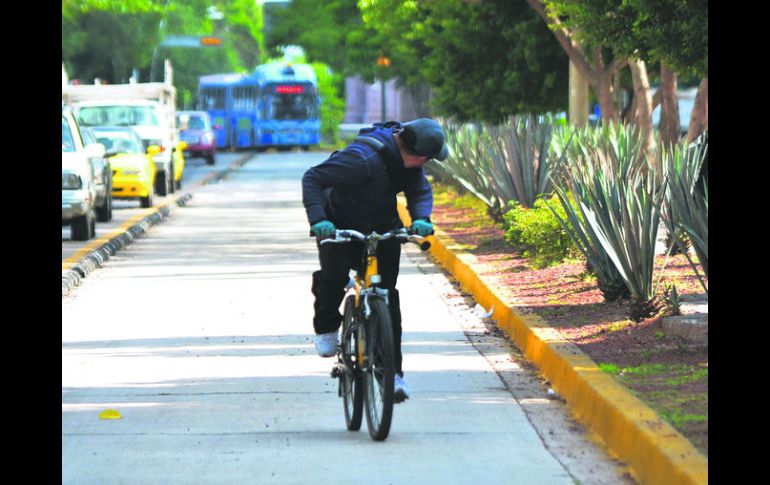 Algunos ciclistas transitan por la vía, otros más utilizan el carril en sentido contrario al que siguen las unidades del Macrobús.  /