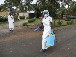 Una enfermera esparce desinfectante en las inmediaciones del hospital de ELWA en Monrovia, Liberia. EFE /