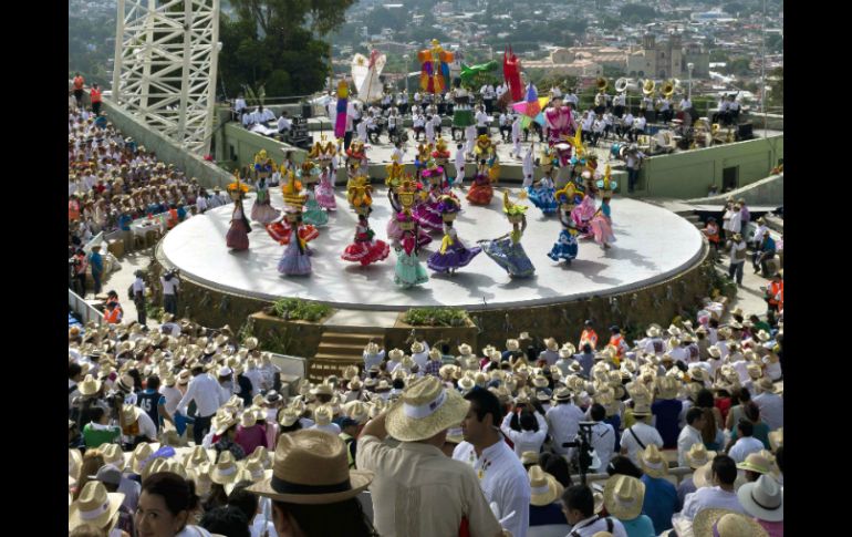 La Guelaguetza reúne música, danza y artesanías de diversos pueblos oaxaqueños. AFP /