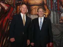 Jerry Brown (i) es acompañado por el embajador Anthony Wayne (d) en el museo Soumaya. AP /