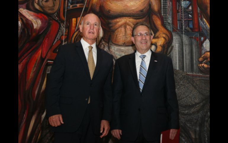 Jerry Brown (i) es acompañado por el embajador Anthony Wayne (d) en el museo Soumaya. AP /