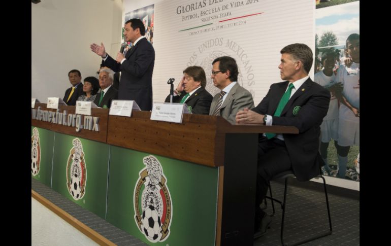 Acudieron Miguel Ángel Osorio Chong, Fernando Cerrilla, Héctor González Iñárritu, Miguel Herrera y ex futbolistas profesionales. MEXSPORT /