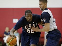 Kevin Durant (i) del Oklahoma City Thunder será uno de los astros que no acudirán a España. AP /