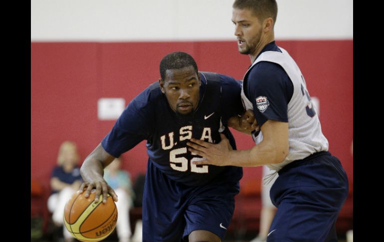 Kevin Durant (i) del Oklahoma City Thunder será uno de los astros que no acudirán a España. AP /