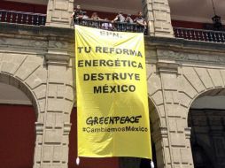 Imagen del mensaje al interior del Palacio Nacional. La ONG pide un México limpio, seguro y con futuro sustentable. Foto: @PrensaGPMX. ESPECIAL /