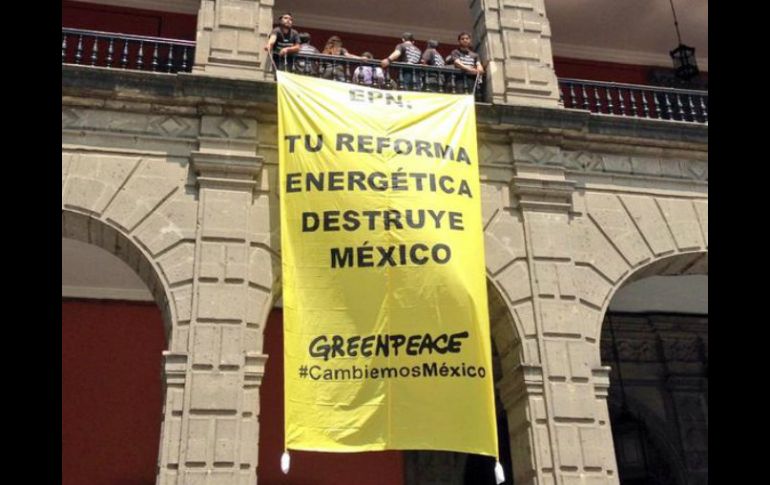 Imagen del mensaje al interior del Palacio Nacional. La ONG pide un México limpio, seguro y con futuro sustentable. Foto: @PrensaGPMX. ESPECIAL /