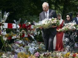 El primer ministro de Malasia, Najib Razak ofrecen un arreglo floral en memoría de las víctimas del vuelo de Malaysia Airlines. AP /