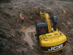 Los esfuerzos de los socorristas son perturbados por la lluvia y el fuerte viento en la región. EFE /