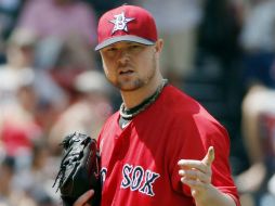 Jon Lester llega luego de jugar con los Medias Rojas. AP /