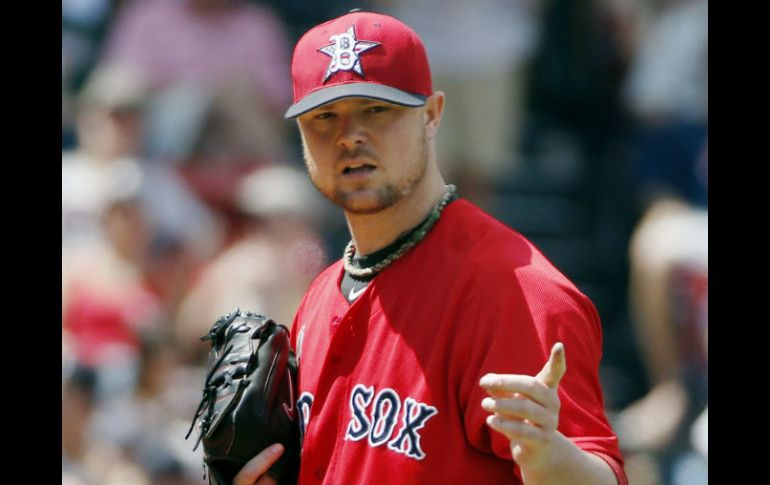 Jon Lester llega luego de jugar con los Medias Rojas. AP /