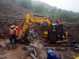 Las intensas lluvias obstruyen las labores de centenares de socorristas. EFE /