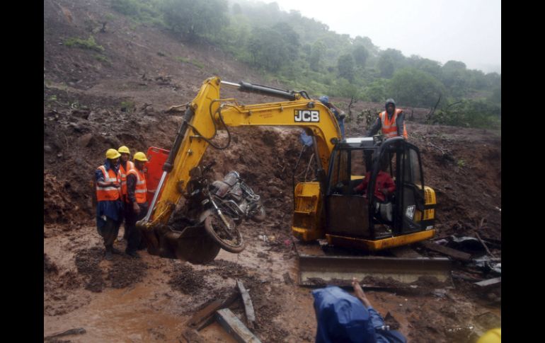 Las intensas lluvias obstruyen las labores de centenares de socorristas. EFE /