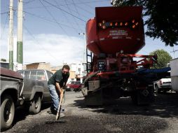 La dirección de Servicios Públicos de Zapopan tiene 50 MDP para aplicarlos solamente a bacheo; ya se ejerció la tercera parte. ARCHIVO /