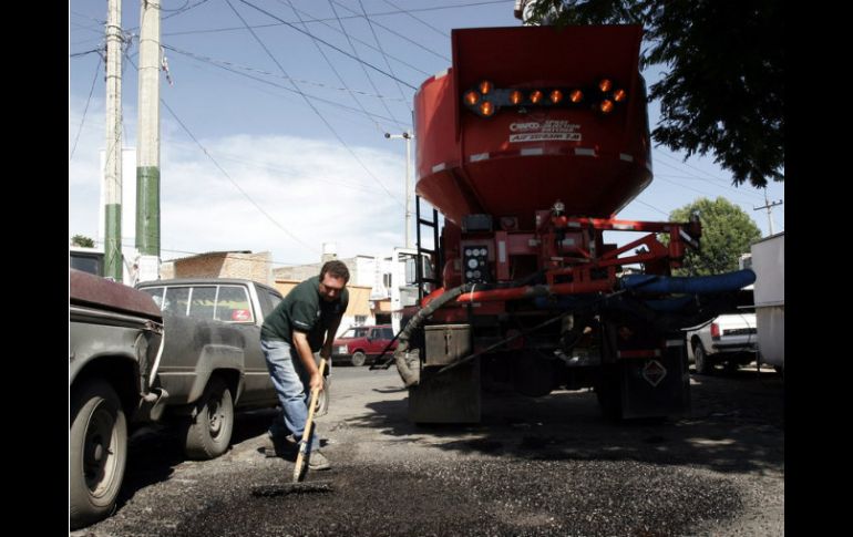 La dirección de Servicios Públicos de Zapopan tiene 50 MDP para aplicarlos solamente a bacheo; ya se ejerció la tercera parte. ARCHIVO /