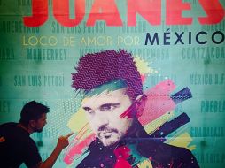 En Instagram, Juanes colgó esta imagen donde posa con el poster de su espectáculo. ESPECIAL /