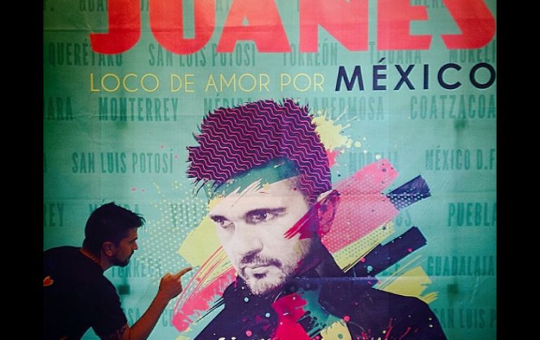 En Instagram, Juanes colgó esta imagen donde posa con el poster de su espectáculo. ESPECIAL /