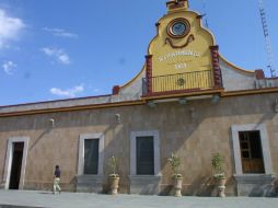 Una persona camina por la fachada del Ayuntamiento de Tlajomulco. ARCHIVO /