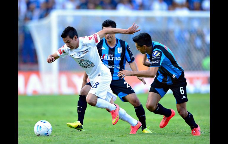 Acción de juego entre George Corral (i), Hirving Lozano (c) y Ricardo Osorio (d). MEXSPORT /