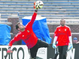 Casillas vuela para detener un disparo ayer durante el entrenamiento blanco, ante la mirada de Diego López. EFE /