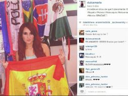 Dulce publica una imagen con la bandera de España, donde fue su última presentación; al fondo, las de los otros países visitados. ESPECIAL /