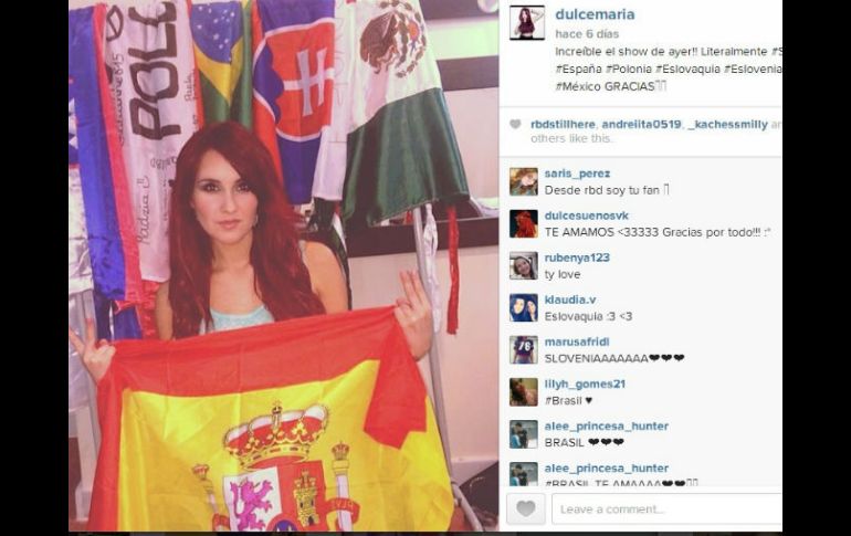 Dulce publica una imagen con la bandera de España, donde fue su última presentación; al fondo, las de los otros países visitados. ESPECIAL /