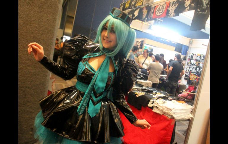 Decenas de cosplayers impactan a los visitantes con sus disfraces elaborados.  /