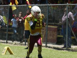 Robles destacó en la final por lanzar dos pases de anotación.  /