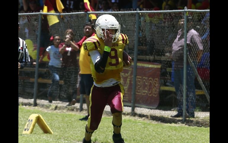 Robles destacó en la final por lanzar dos pases de anotación.  /