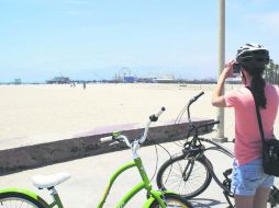 Los ciclistas disfrutan de una vista envidiable en esta playa californiana.  /