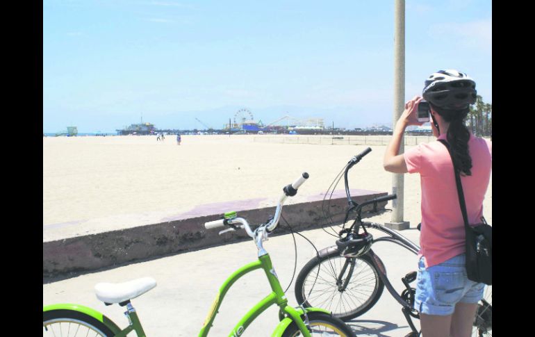 Los ciclistas disfrutan de una vista envidiable en esta playa californiana.  /