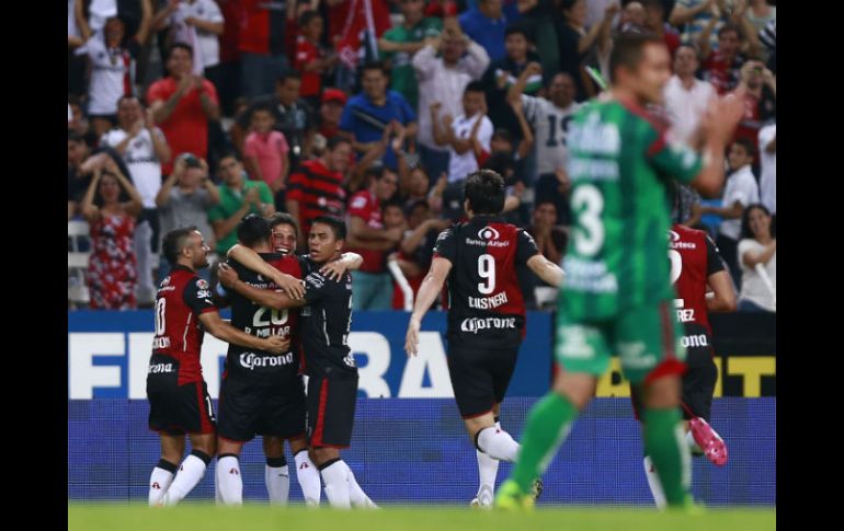 El equipo rojinegro nunca se vio tan unido como cuando festejó el gol de tiro libre de Alfonso González.  /