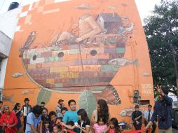 Durante la inauguración, los artistas Esther del Prado y Octavio Alegría así como vecinos del lugar.  /