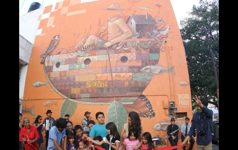 Durante la inauguración, los artistas Esther del Prado y Octavio Alegría así como vecinos del lugar.  /