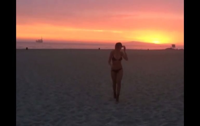 Con la leyenda de 'No puedo estar más agradecida con la vida', la cantante muestra este momento en la playa. ESPECIAL /