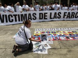 Manifestantes protestan en Colombia por las víctimas que el conflicto armado ha dejado en el país. EFE /