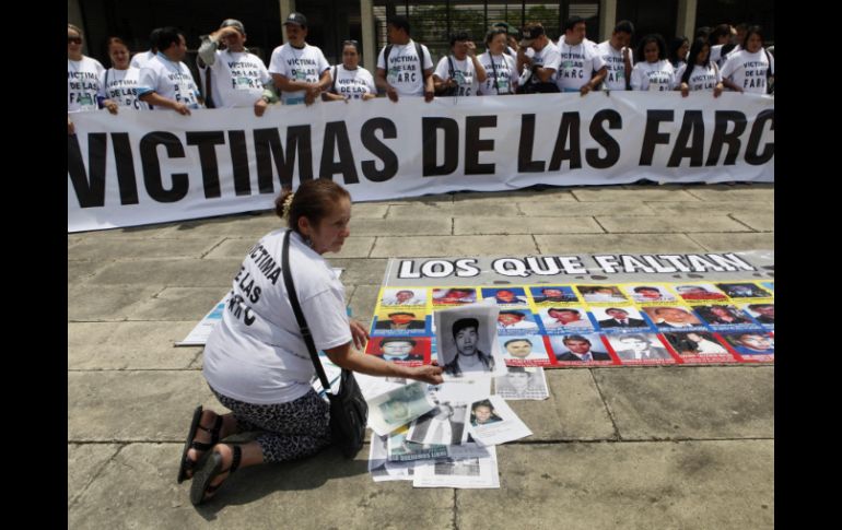 Manifestantes protestan en Colombia por las víctimas que el conflicto armado ha dejado en el país. EFE /