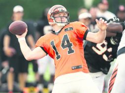 El quarterback de los Bengals, Andy Dalton, juega bastante bien durante la temporada regular pero se cae en playoffs. AP /