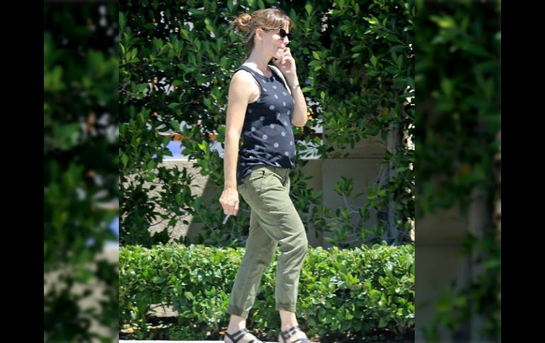 La esposa de Affleck ha sido fotografiada en un paseo casual por Los Ángeles donde se nota su evidente estado. ESPECIAL /