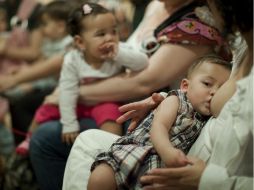 Los niños que reciben pecho en los primeros años son menos propensos a la obesidad, enfermedades e infecciones. ARCHIVO /