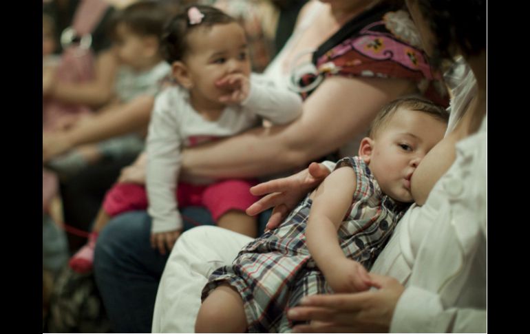 Los niños que reciben pecho en los primeros años son menos propensos a la obesidad, enfermedades e infecciones. ARCHIVO /