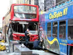 Oficiales de la policía inspeccionan los autobuses tras el accidente. AFP /