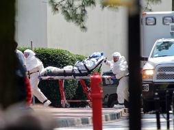 Nancy Writebol ingresa en camilla y con un traje especial al hospital Emory en Atlanta. AP /