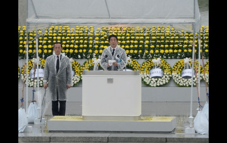 El premier japonés Shinzo Abe da un discurso en el servicio memorial en honor a las víctimas. AFP /