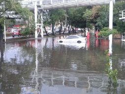 Un vehículo que se encontraba estacionado fue arrastrado. ESPECIAL /