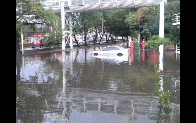 Un vehículo que se encontraba estacionado fue arrastrado. ESPECIAL /