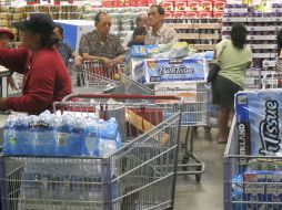 Los residentes se abastecen de botellas de agua, latas de carne y embutidos. AFP /