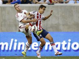 Ignazio Abate disputa un balón con Gerardo Rodríguez de Chivas. EFE /